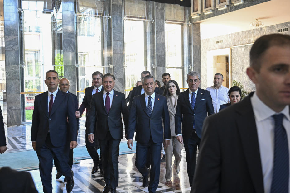 Özgür Özel ve Ekibi Yeni Partileri İçin İlk Adımları Attı