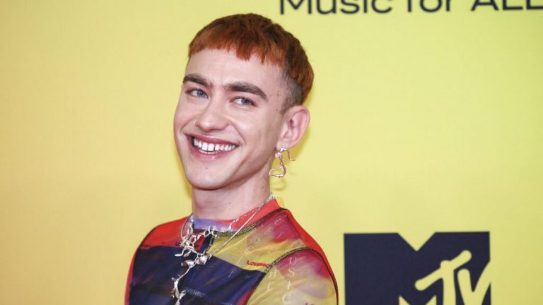 450 sanatçı, İngiliz Eurovision yarışmacısı Olly Alexander'ı yarışmayı boykot etmeye çağırdı