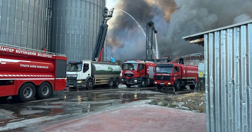 Gaziantep halı fabrikasında çıkan yangın söndürüldü, müdahale sürüyor