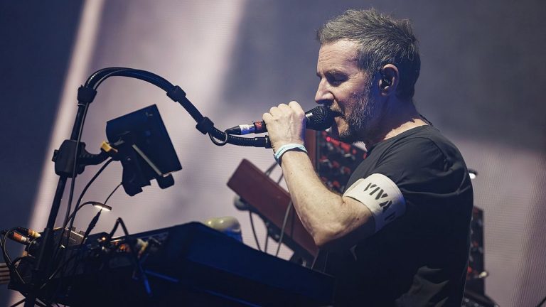 Massive Attack, İngiltere'deki konserinde Gazzeli bir gazeteciyi sahneye çıkardı