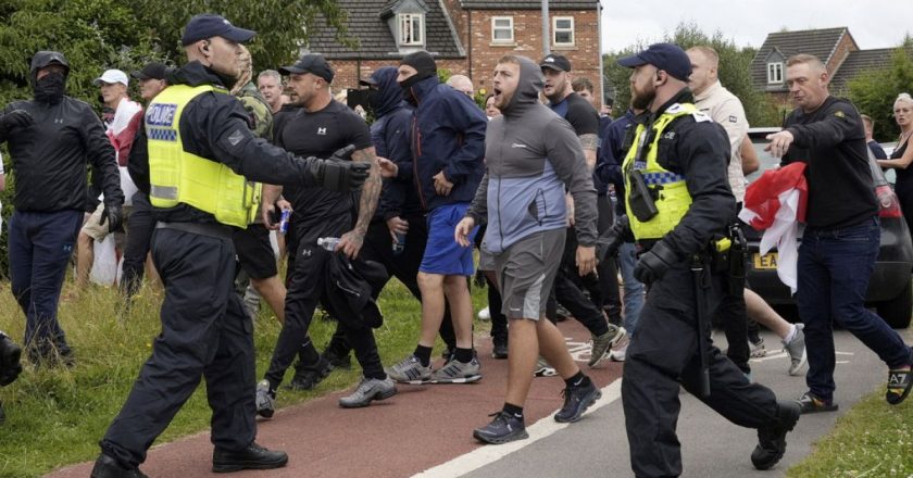 Video. İngiltere'de sığınmacıların kaldığı otele aşırı sağcı gruplar saldırdı