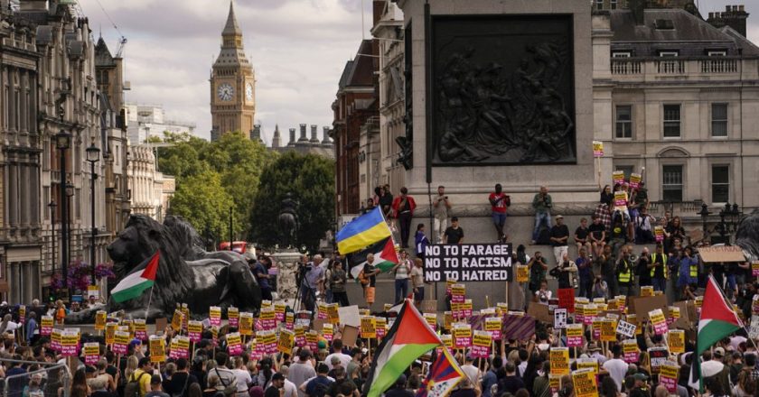 İngiltere'de aşırı sağ ayaklanmaların ardından ırkçılık karşıtı protestolar sürüyor