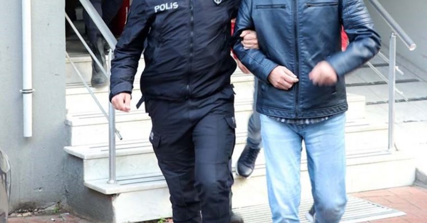 İzmir'de cep telefonu ve kredi kartı çalan 3 şüpheli tutuklandı – Son Dakika Türkiye Haberleri