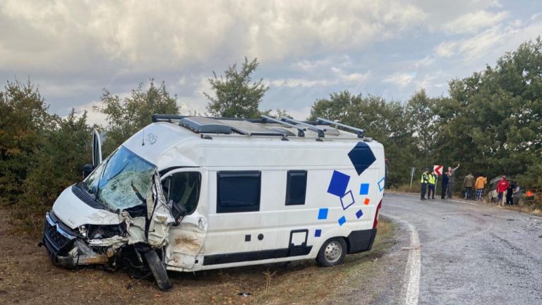 Balıkesir’de iki minibüsün çarpışması sonucu 6 kişi yaralandı.