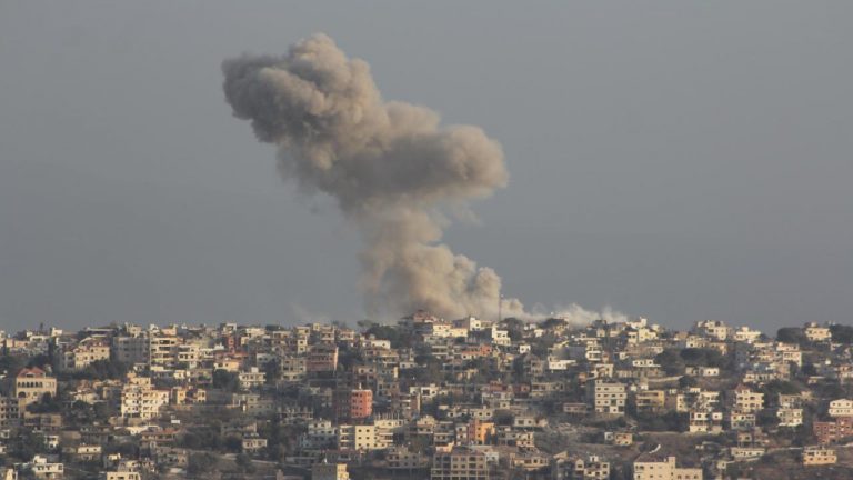 İsrail’in Lübnan’ın güneyine düzenlediği kanlı hava saldırısında 2’si çocuk 7 kişi hayatını kaybetti