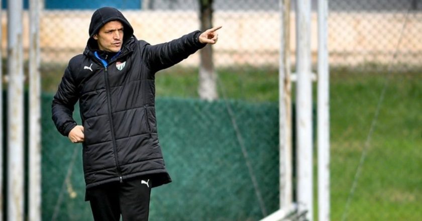 11 puan farkla lider oturuyordu… Bursaspor’dan flaş karar Batalla! – En güncel spor haberleri