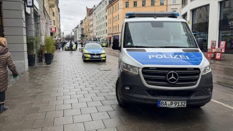 Almanya’da bir aracın yayalara çarpması sonucu 5 kişi yaralandı