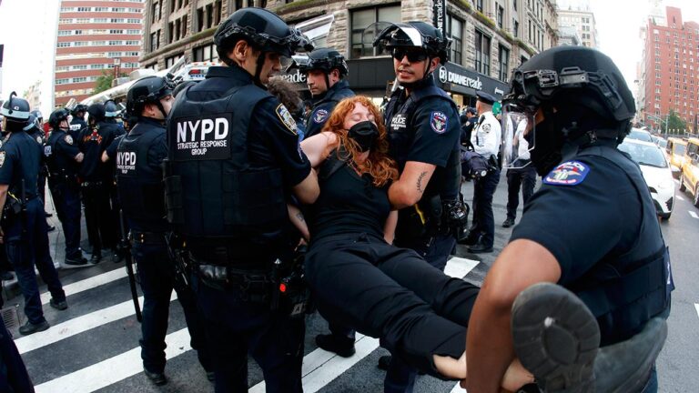 New York’ta düzensiz göçmenlere destek protestolarında 65 kişi gözaltına alındı