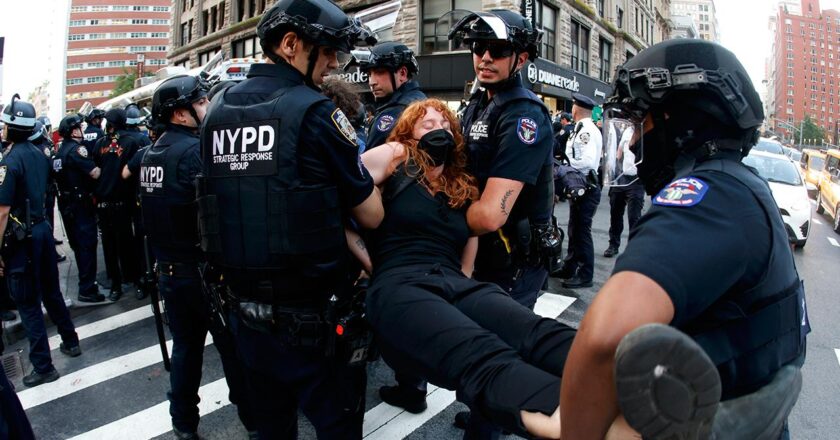 New York’ta düzensiz göçmenlere destek protestolarında 65 kişi gözaltına alındı