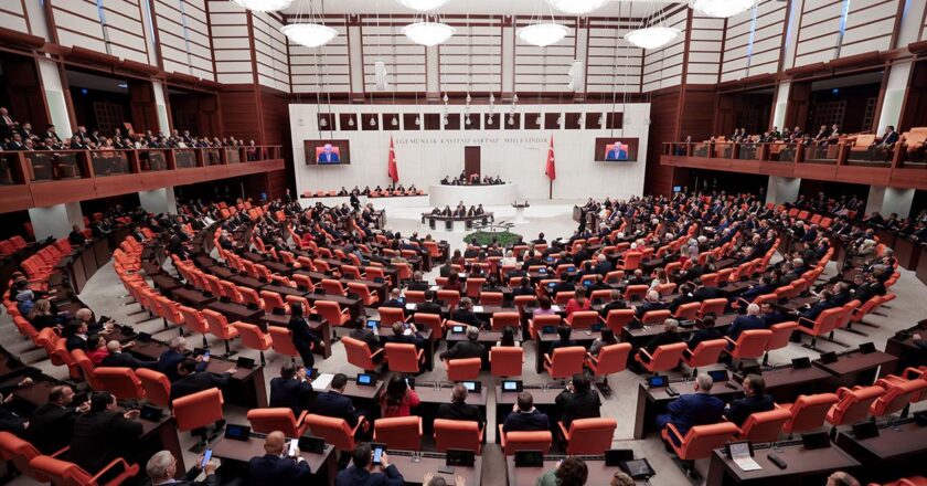 Emekli maaş artışını da içeren teklif Meclis’ten geçti