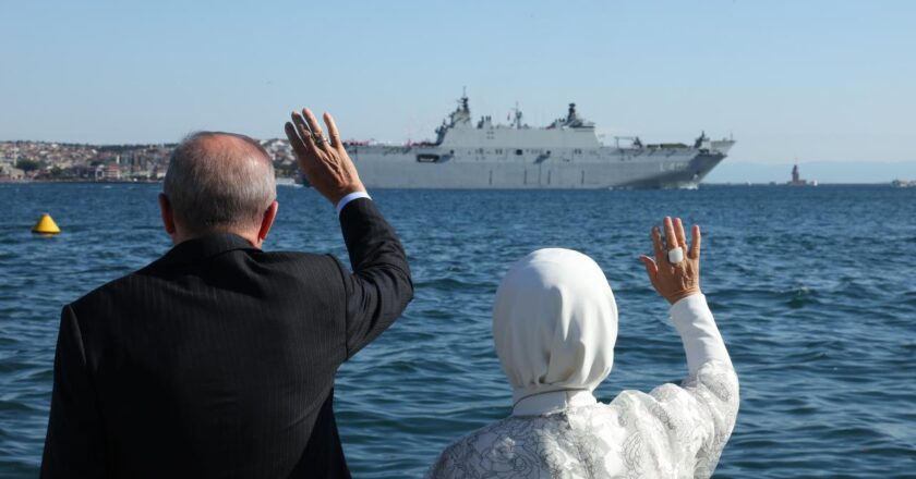 Cumhurbaşkanı Erdoğan, Mavi Vatan’ın koruyucularını İstanbul Boğazı’nda selamladı