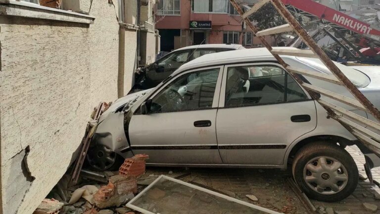 Depremzede araçlar üzerinden vurgun: 1 tutuklama