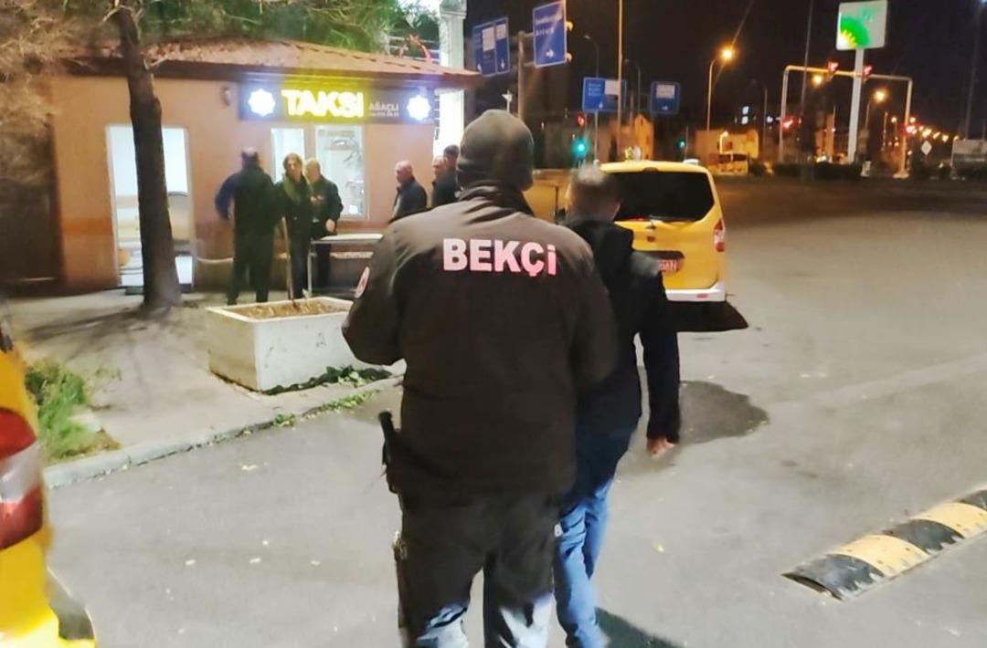 Anne ve baba, başka şehre çalışmaya giden avukatın kızını taksi durağına kilitledi.