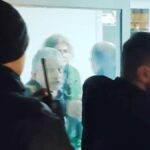 Anne ve baba, çalışmak için başka şehre giden avukat kızlarını taksi durağına kilitlediGüncel Haberler