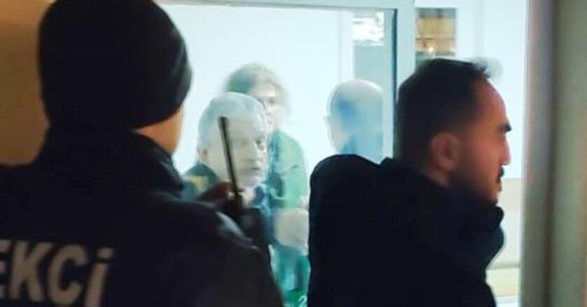 Anne ve baba, çalışmak için başka şehre giden avukat kızlarını taksi durağına kilitlediGüncel Haberler