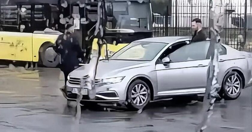 İETT Durağında Dehşet Anları: Havaya Ateş Açarken Görüntü Aldı