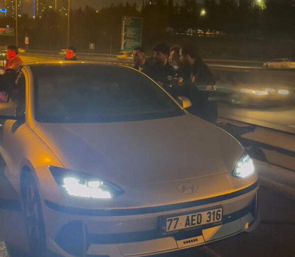 TEM Otoyolu’nda aracını durdurup uykuya yattı