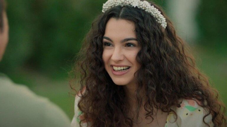 Kayalıklarda süper minisiyle poz verdi! Beğeni yağdı